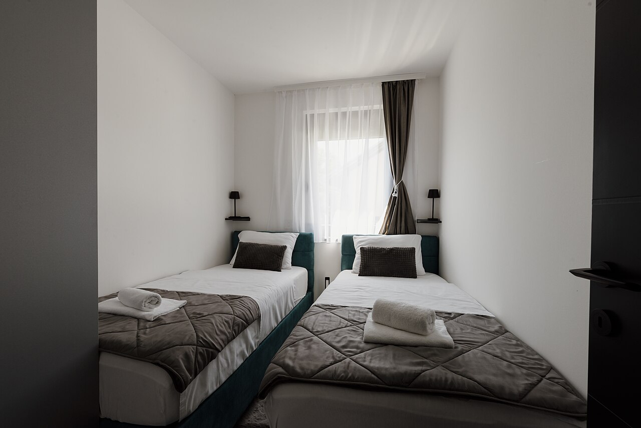 Pokój hotelowy z pojedynczymi łóżkami dla grup młodzieży szkolnej w Krakowie